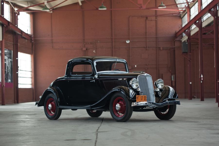  Ford V8 DeLuxe 3-Window Coupe 1933 года  (фото 1 из 25)